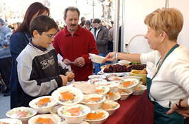Es van poder degustar fins a cinc varietats de Xató. fdg/ rita lamsdorff