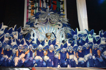 La reina i el seu seguici inicien els actes del carnaval sitgetà. fdg/rita lamsdorff
