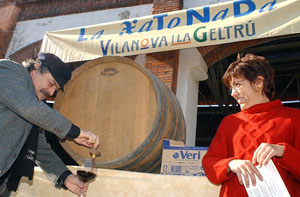 Pere Tàpias i Rosa Andreu en el moment d'aixetonar la bóta. fdg/rita lamsdorff