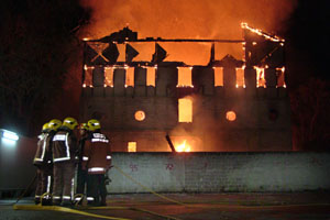 El foc va destruir en pocs minuts l'edifici, situat al costat de l'hospital de Vilanova.  Foto: FdG / CARLES CASTRO