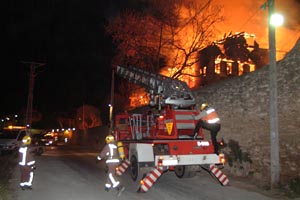 Continuen les investigacions per aclarir l'origen del incendi del Teatre Apolo. fdg/c.castro