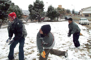 Els més joves van disfrutar dels joc amb la neu a la zona de Can Puig. fdg/c.castro