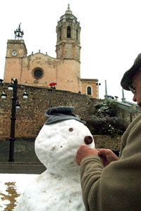 Els ninots de neu a la sorra de la platja de la Fragata oferien, dilluns passat, una veritable mostra de turisme amb personalitat. FdG/Carles Castro
