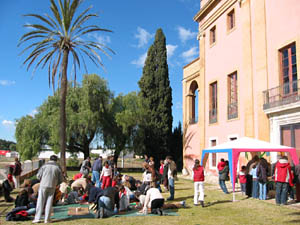 Una imatge dels infants i pares participant del taller d'estels que es va fer a la Masia Cabanyes diumenge passat