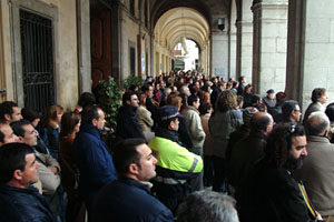 Tot i la pluja moltes persones van concentrar-se a la plaça de la Vila. fdg/carles castro