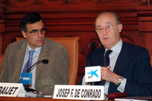 Jordi Baijet i Josep F. de Conrado en la signatura del conveni. fdg/c.castro