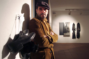 L'escenograf a la seva instal.lació aquest divendres. fdg/ carles castro