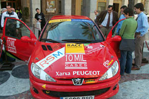 Presentació davant l'ajuntament del cotxe de l'equip vilanoví. fdg/carles castro