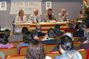 Prop de 300 veins es van reunir al Cine Mediterrani per donar suport a la plataforma. fdg/marcel fabra