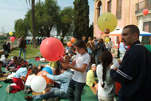 Els més petits i com no els grans van gaudir realitzant els globus aerostàtics. fdg/c.castro