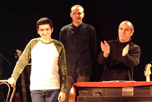 El cantautor de Xativa,  Feliu Ventura va acompanyar Lluis Llach al seu recital. fdg/carles castro