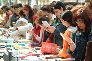 La rambla de Vilanova es va omplir de llibres i roses. fdg / carles castro
