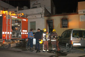 La rapida actuació dels bombers va evitar que el foc afectes als immobles veins. fdg/rita lamsdorff
