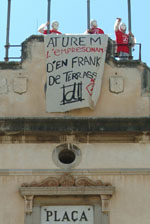 Els joves van penjar una pancarta de suport al jove de Terrassa. fdg/carles castro