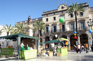 La plaça de la Vila va acollir la festa de la solidaritat de Intermón. fdg/marcel fabra