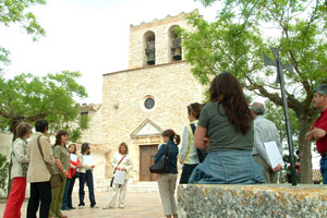 Els participants van visitar el nucli antic d'Olivella. fdg/carles castro