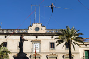 El fonambulista Malino Maline va fer emmudir els espectadors amb el seu espectacle. fdg/carles castro