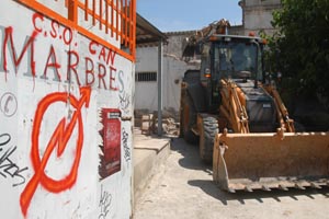 L'enderroc de la fàbrica donarà pas al projecte de construcció d'un equipament sociosanitari. fdg/carles castro