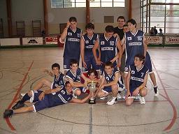 La directiva del club lliurà a l'equip el trofeig