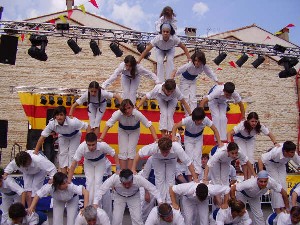 Els falcons realitzant el capdil 7x8