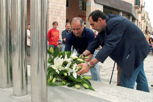 Marcel.lí Garríga i Sixte Moral en el moment de fer l'ofrena floral . fdg/carles castro