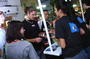 Els joves que passejaven per els locals de marxa eran l'objectiu d'aquesta iniciativa. fdg/marcel fabra