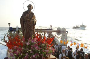 El passeig en barca de l'imatge de Sant Pere per part dels pescadors. fdg/marcel fabra