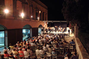 El jardí de la Masia Cabanyes va ser l'escenari del concert.