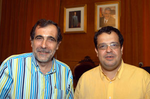 Sixte Moral amb Joan Ignasi Elena, que el substituirà com a alcalde de Vilanova. fdg/c.castro