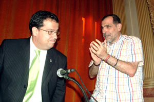 Sixte Moral aplaudeix a Joan Ignasi Elena desprès del seu nomenament. fdg/c.castro