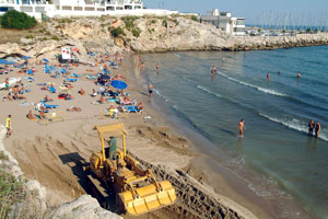 Maquines treballant divendres a la tarde a la Cala Balmins de Sitges per recuperar la platja. fdg/c.castro
