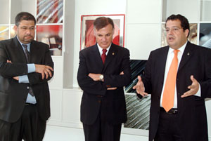 Manel Milà, Carles Solà i Joan Ignasi Elena a les instalacions de la planta de Pirelli a Vilanova. fdg/ c.castro