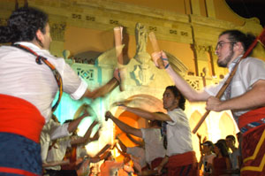 Una colla del ball de bastons fent l'entrada a la plaça de les Neus el dia de la Renovació del Vot del Poble. FdG