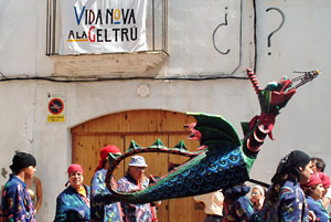 Imatge del drac petit de la Geltrú, durant la celebració de la festa major del barri l'any passat.FdG