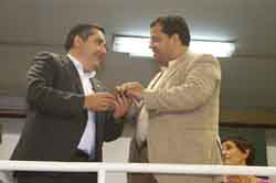 Sergi Marrugat i l'alcalde Joan Ignasi Elena, durant un partit del Patí Vilanova. FdG