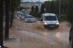 Els turismes circulaven ahir a la tarda sobre un llit d'aigua. FdG/Rita Lamsdorff