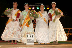 La nova pubilla de Cubelles i les seves dames d'honor. fdg/montse torrado