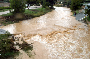 Les intenses pluges van obligar a tallar la carretera vella de Ribes a l'alçada de la Riera. fdg/c.castro