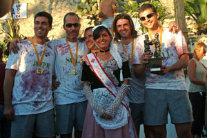 La nova Pubilla de Sitges amb l'equip guanyador del concurs de trepitjadors. fdg/tere belmonte