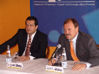 Joan Ignasi Elena i Joan Anton Matas, durant la conferència dels Dimecres de l'Adeg al restaurant La Cucanya.