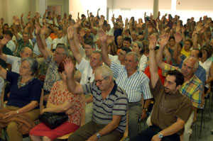Una àmplia majoria dels veïns van votar a favor del nou acord. fdg/carles castro