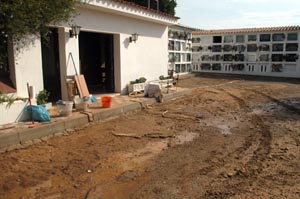 Les fortes pluges de diumenge van provocar greus danys al cementiri. fdg/carles castro