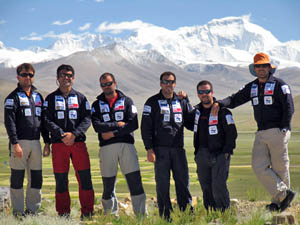 Els 6 expedicionaris (Pere, Marc, Carles, Robert, Andreu i Marcel·lí) davant del Cho-Oyu. Tingri 07-09-05