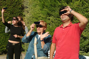 Grups petits de persones seguien l'evolució de l'eclipsi a Vilanova. fdg/carles castro