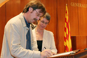 Signatura del conveni per part de Tomàs Álvaro i Marta