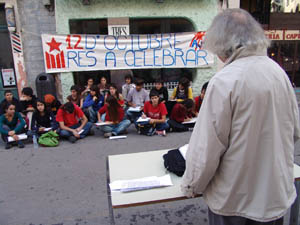 El Cap de la Vila s'ha convertit en una improvisada aula per una vintena d'alumnes