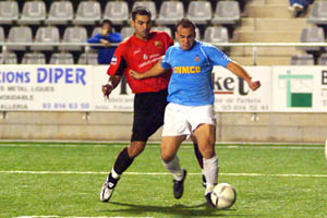 David Avila intenta desfer-se d'un rival en una jugada del partit. fdg/miquel vall