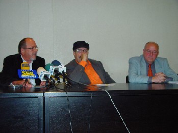 Al centre de la imatge, l'ambaixador de la Ruta del Xató, Pere Tapies durant la roda de premsa.