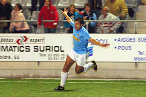 Santi Triguero cel.lebrant el segon gol dels vilanovins. fdg/miquel vall