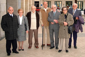 Foto de familia dels supervivents de la lleva del 41 a la plaça de la Vila. fdg/miquel vall